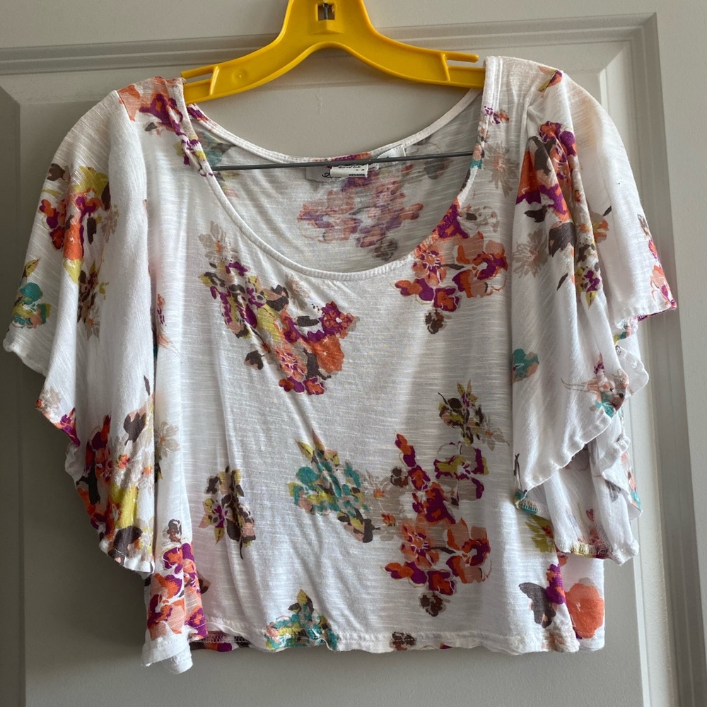 Floral cropped summertime shirt!! Lose fitting and lightweight